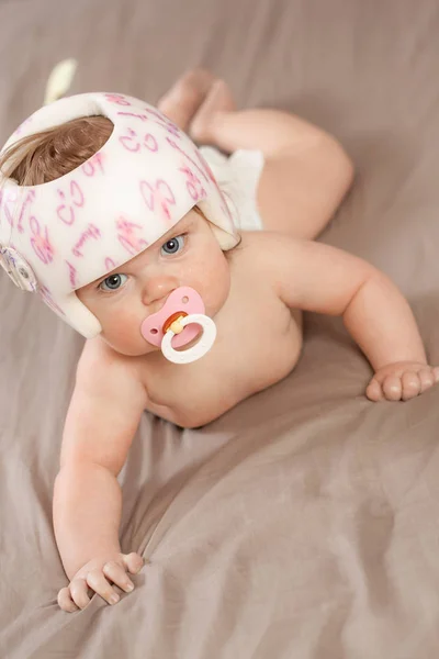 Child Wearing Helmet Due Plagiocephaly While Crawling — Stock Photo, Image