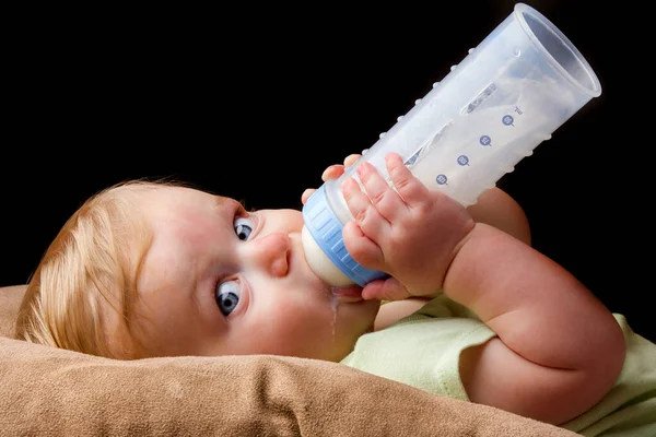 Chico está bebiendo leche y muy feliz por ello . — Foto de Stock