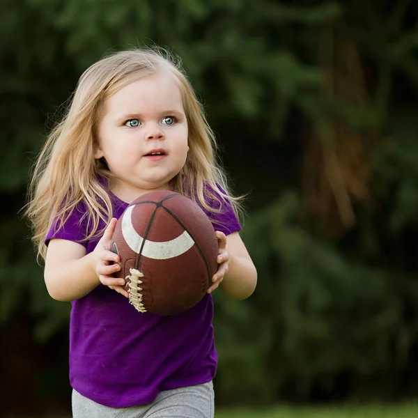 Sta correndo per il touchdown con una palla da football — Foto Stock