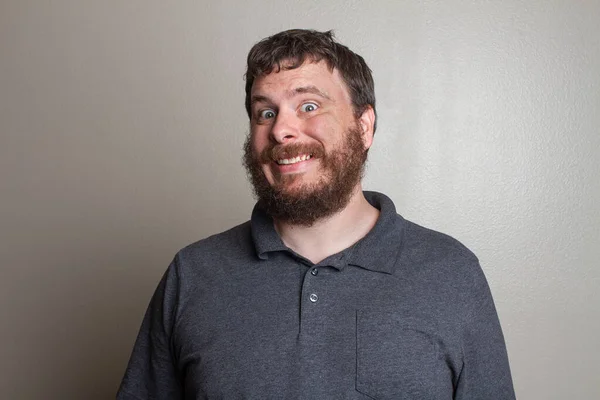 Homem muito feliz com um sorriso muito grande — Fotografia de Stock