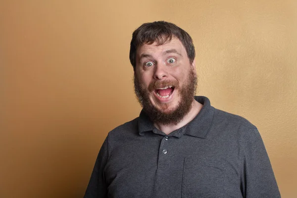 Gran sonrisa en un hombre, pero se puede decir que es falso — Foto de Stock