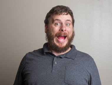 Yüzüne kocaman bir gülücük kondur.