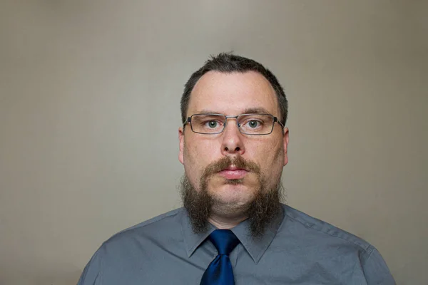 Hombre con una extraña barba medio afeitada en la cara — Foto de Stock