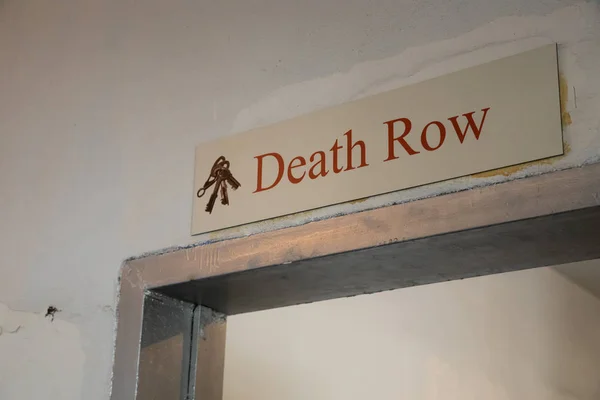Znak nad drzwiami wskazujący na wyrok śmierci — Zdjęcie stockowe