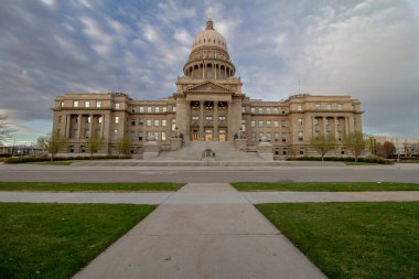 Boise sermaye binasına giden yolda