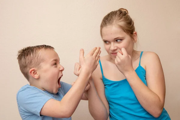 친형제 자매가 공격하고 서로 소리친다 — 스톡 사진
