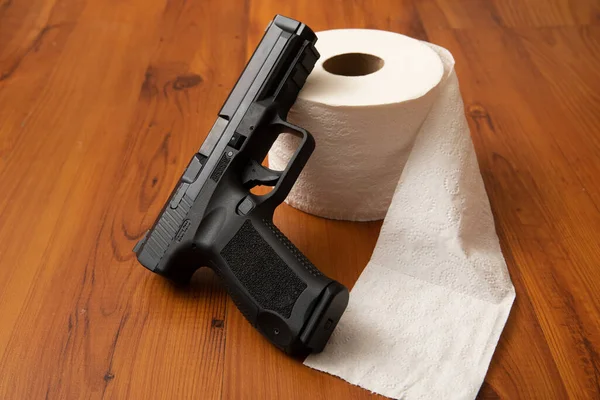 Pistola para tratar de mantener el papel higiénico seguro — Foto de Stock