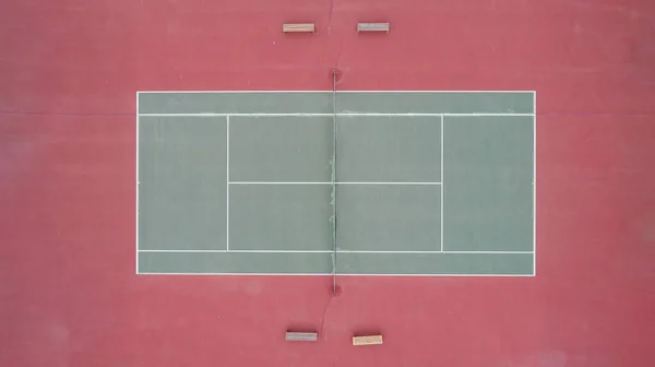 In alto veduta di un vecchio campo da tennis dove si svolgono i giochi — Foto Stock