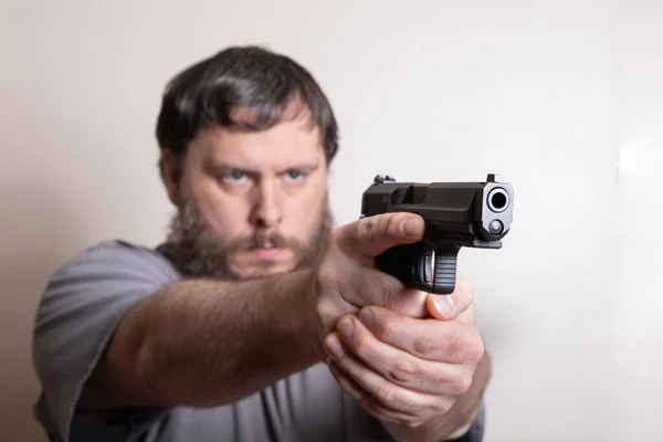 Homme au prêt tenant son arme — Photo