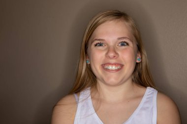 Yüzünde kocaman bir gülümseme olan kız.