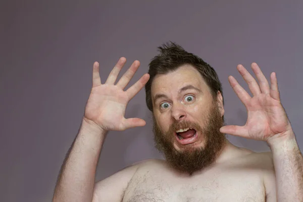 El hombre arrojando sus manos en el pelo conmocionado — Foto de Stock