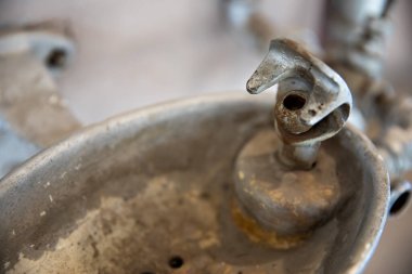 İyi bir temizliğe ihtiyacı olan kirli su çeşmesi.