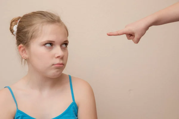한 슬픈 소녀가 손가락 질을 당하는 모습 — 스톡 사진