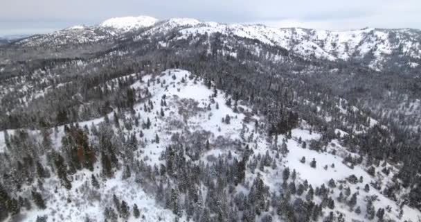 Alpendre acima de uma montanha nevada — Vídeo de Stock