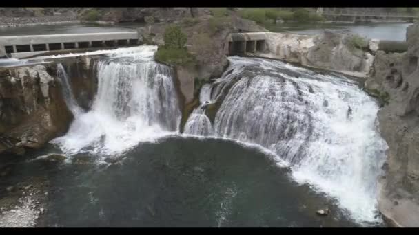 水晶球顶上的瀑布落在了idaho — 图库视频影像