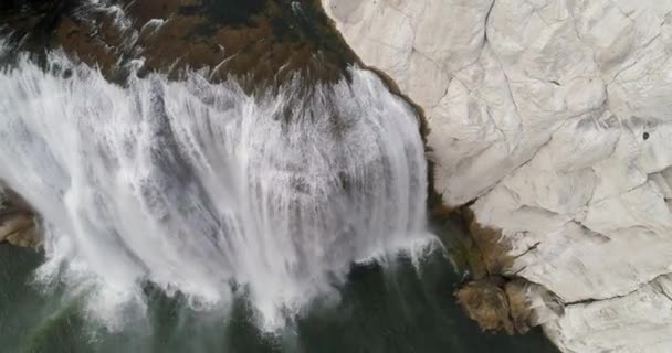 Панорама скелі великого водоспаду — стокове відео