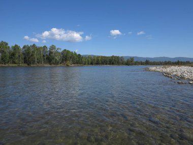 Irkut Nehri, Sayan Dağları, Sibirya, Rusya üzerinde sakin ol,