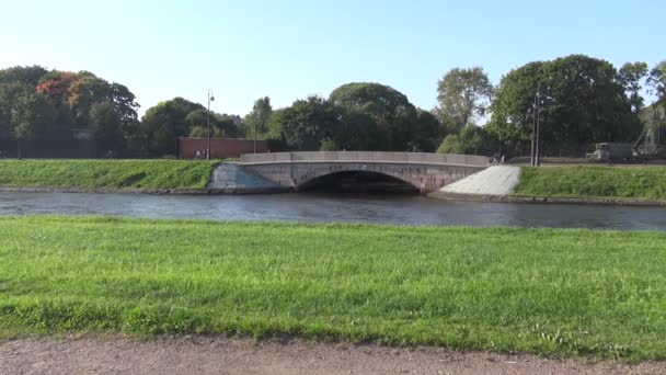 City Bridge Sjuda Och Vinter Sommar Vintersäsongen Ändring Staden — Stockvideo