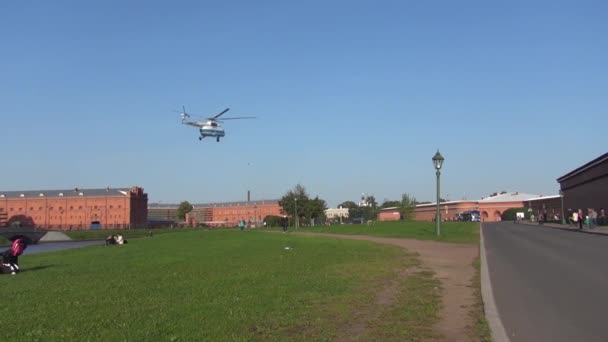 直升机在城市或夏天冬天季节变动 — 图库视频影像