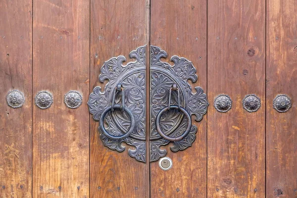 Eski ahşap kapı vintage tarzı geleneksel Kore demir tutamacı.