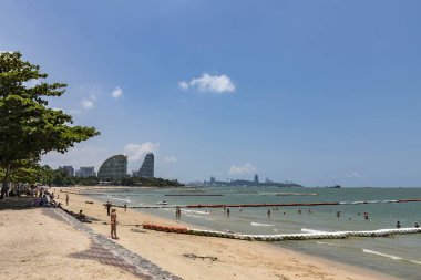 Çok sayıda turistin Pattaya Beach adlı yüzüyor