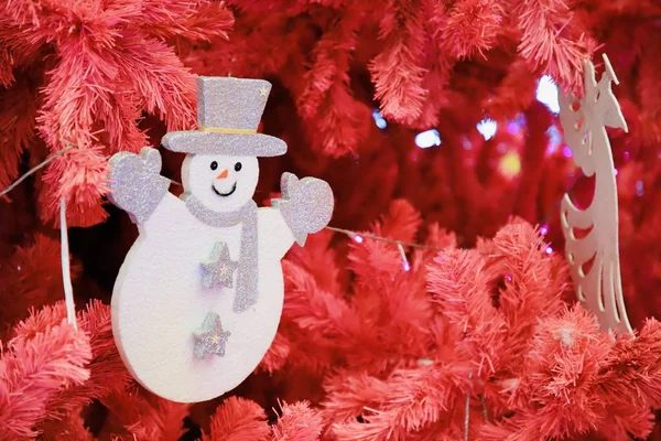 Kerst Boom Ornamenten Witte Sneeuw Figuurtjes Aan Linkerkant Van Foto — Stockfoto