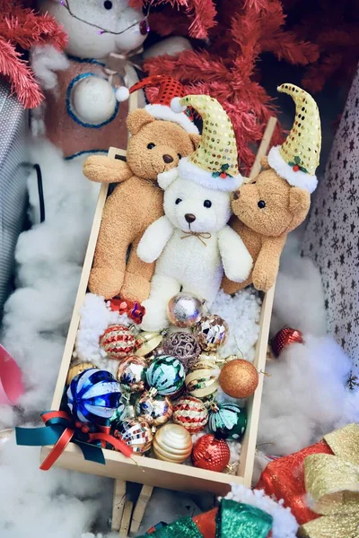 Muitos Ursos Pelúcia Estão Uma Caixa Madeira Cheia Decorações Natal — Fotografia de Stock