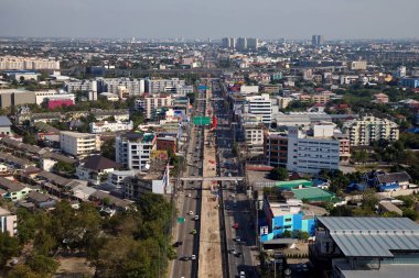 BANGKOK, THAILAND - 1 Ocak 2019: Ramintra Yolu 'nun havadan çekilmiş fotoğrafı, BTS Skytrain Pembe Hattı' nın kolonların montajı için alan sağlıyor. 2021 yılında hizmete hazır..