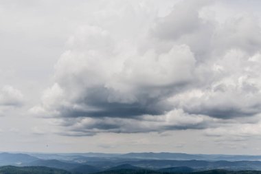 Wideki 'den Bukowe Berdo ve Tarnica' ya giden yol Polonya 'daki Bieszczady Dağları' nda Woosate 'a çıkıyor.