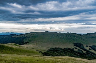 Wideki 'den Bukowe Berdo ve Tarnica' ya giden yol Polonya 'daki Bieszczady Dağları' nda Woosate 'a çıkıyor.