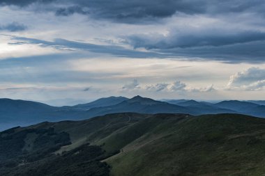 Wideki 'den Bukowe Berdo ve Tarnica' ya giden yol Polonya 'daki Bieszczady Dağları' nda Woosate 'a çıkıyor.