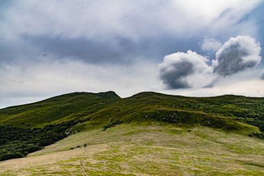 Wideki 'den Bukowe Berdo ve Tarnica' ya giden yol Polonya 'daki Bieszczady Dağları' nda Woosate 'a çıkıyor.