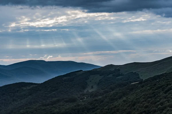 Wideki 'den Bukowe Berdo ve Tarnica' ya giden yol Polonya 'daki Bieszczady Dağları' nda Woosate 'a çıkıyor.