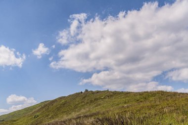 Mieczysaw Orlowicz Geçidi 'nden Polonya' daki Bieszczady Dağları 'ndaki Smerek Tepesine giden yol.