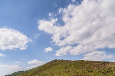 Mieczysaw Orlowicz Geçidi 'nden Polonya' daki Bieszczady Dağları 'ndaki Smerek Tepesine giden yol.