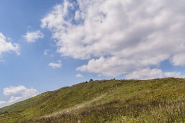 Mieczysaw Orlowicz Geçidi 'nden Polonya' daki Bieszczady Dağları 'ndaki Smerek Tepesine giden yol.