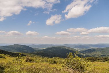 Mieczysaw Orlowicz Geçidi 'nden Polonya' daki Bieszczady Dağları 'ndaki Smerek Tepesine giden yol.
