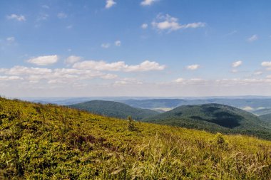 Mieczysaw Orlowicz Geçidi 'nden Polonya' daki Bieszczady Dağları 'ndaki Smerek Tepesine giden yol.