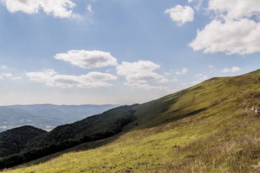 Mieczysaw Orlowicz Geçidi 'nden Polonya' daki Bieszczady Dağları 'ndaki Smerek Tepesine giden yol.