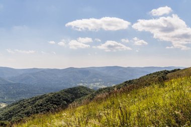 Mieczysaw Orlowicz Geçidi 'nden Polonya' daki Bieszczady Dağları 'ndaki Smerek Tepesine giden yol.