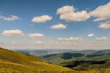 Mieczysaw Orlowicz Geçidi 'nden Polonya' daki Bieszczady Dağları 'ndaki Smerek Tepesine giden yol.