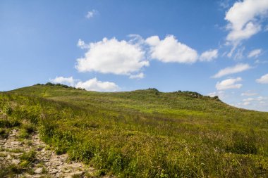 Mieczysaw Orlowicz Geçidi 'nden Polonya' daki Bieszczady Dağları 'ndaki Smerek Tepesine giden yol.