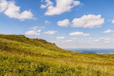 Mieczysaw Orlowicz Geçidi 'nden Polonya' daki Bieszczady Dağları 'ndaki Smerek Tepesine giden yol.