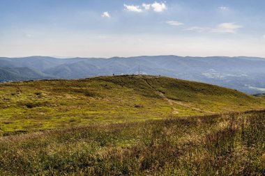 Mieczysaw Orlowicz Geçidi 'nden Polonya' daki Bieszczady Dağları 'ndaki Smerek Tepesine giden yol.