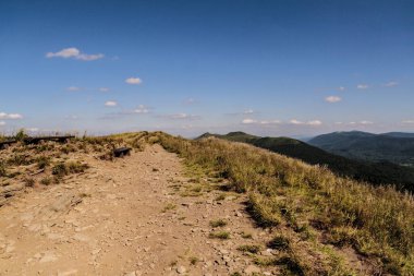Mieczysaw Orowicz Geçidi 'nden Polonya' daki Bieszczady Dağları 'ndaki Smerek Tepesine giden yol.