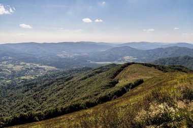 Mieczysaw Orowicz Geçidi 'nden Polonya' daki Bieszczady Dağları 'ndaki Smerek Tepesine giden yol.