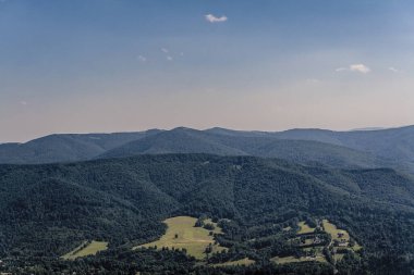 Mieczysaw Orowicz Geçidi 'nden Polonya' daki Bieszczady Dağları 'ndaki Smerek Tepesine giden yol.