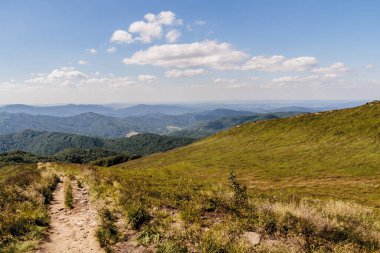 Mieczysaw Orowicz Geçidi 'nden Polonya' daki Bieszczady Dağları 'ndaki Smerek Tepesine giden yol.