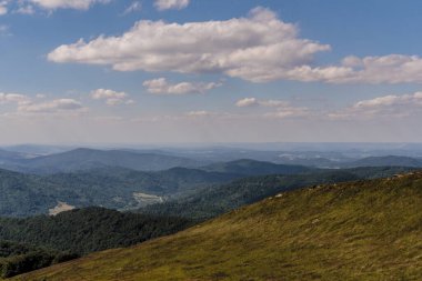 Mieczysaw Orowicz Geçidi 'nden Polonya' daki Bieszczady Dağları 'ndaki Smerek Tepesine giden yol.