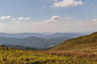 Mieczysaw Orowicz Geçidi 'nden Polonya' daki Bieszczady Dağları 'ndaki Smerek Tepesine giden yol.
